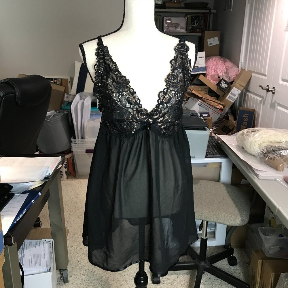 Women's Cacique Black/gold lace chemise gown Size 14-16